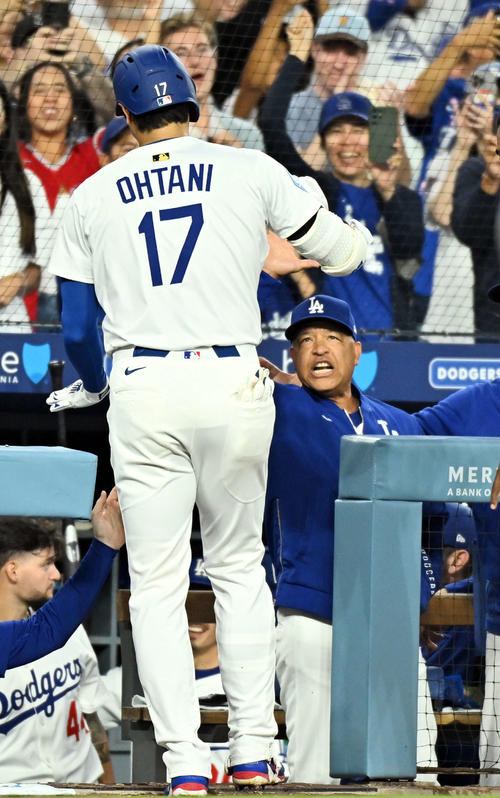 ドジャース対ホワイトソックス　回裏ドジャース2死、ソロ本塁打を放った大谷（手前）を迎えるロバーツ監督（撮影・滝沢徹郎）
