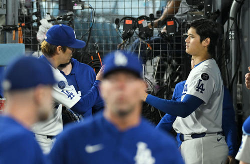 ドジャース対ホワイトソックス　6回表を投げ終えたドジャース山本（左）はベンチに戻り大谷とタッチを交わす（撮影・滝沢徹郎）