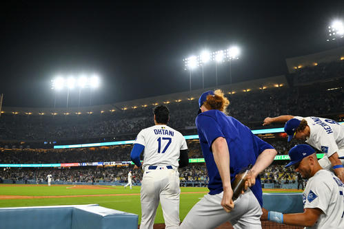 ドジャース対ホワイトソックス　試合に勝利しベンチを出てナインを迎えに出るドジャース大谷（中央）ら選手たち（撮影・滝沢徹郎）