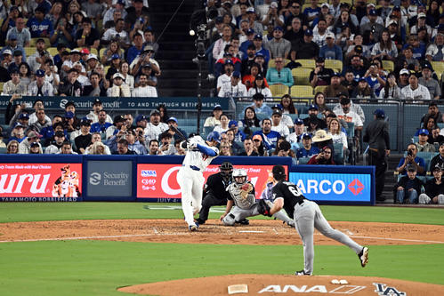 ドジャース対ホワイトソックス　4回裏ドジャース2死、大谷は右中間へソロ本塁打を放つ。投手スミス（撮影・滝沢徹郎）