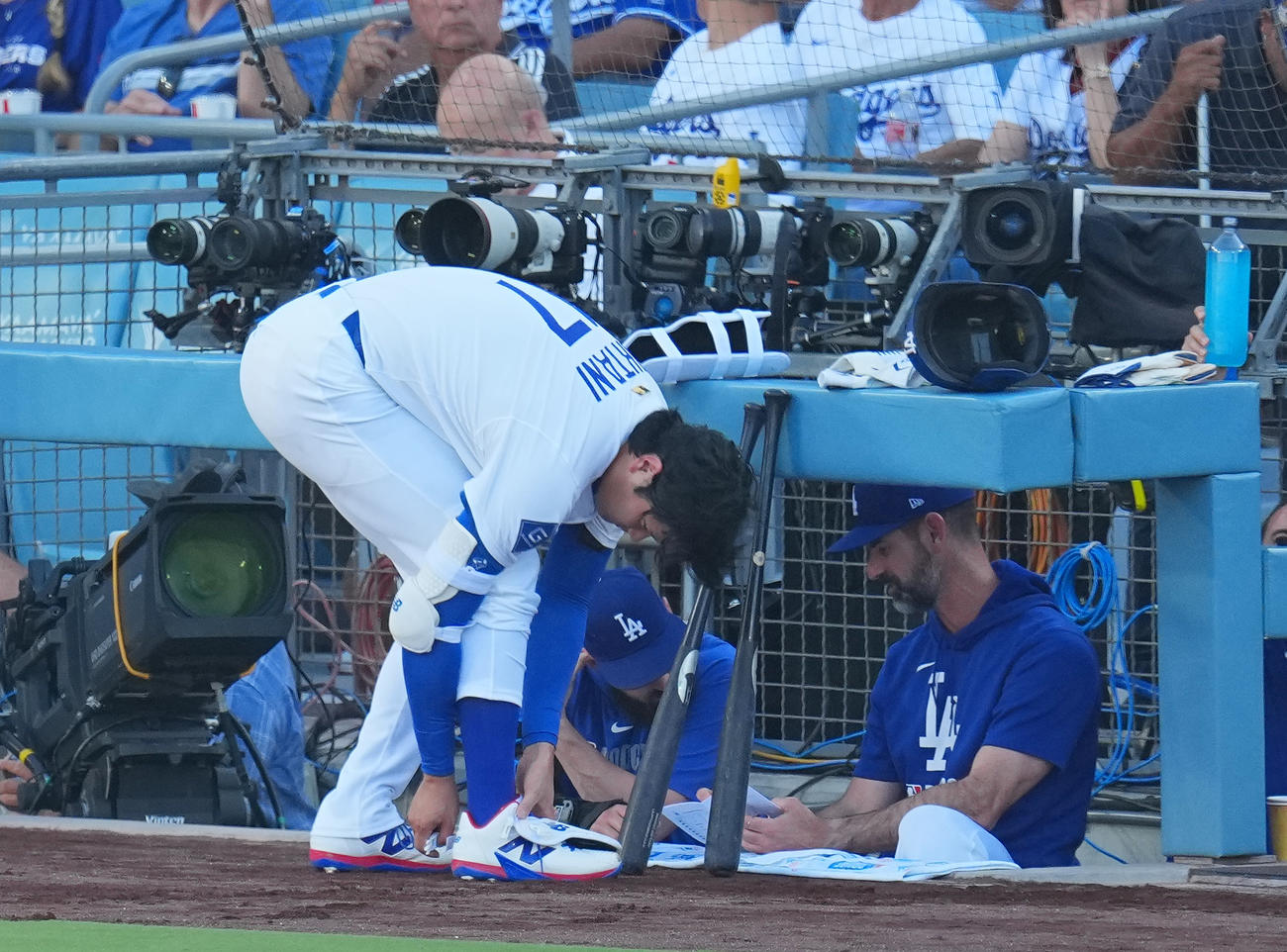 8月27日のレッズ戦に先発し、1回の投球を終えた大谷は、ベンチ前で打席に入る準備をする（撮影・菅敏）