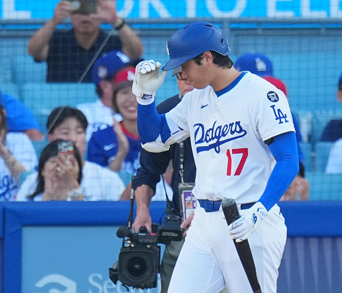 8月27日のレッズ戦で1回、打席を前に相手ベンにあいさつする大谷（撮影・菅敏）