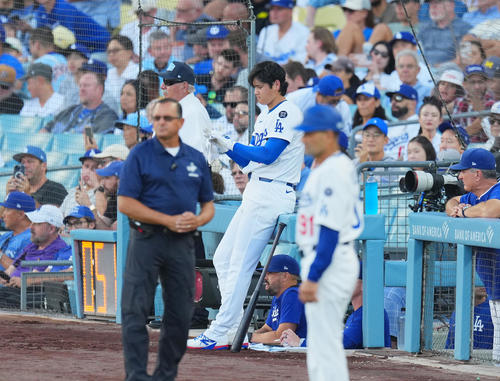 8月27日、レッズ戦の4回、投球を終えた大谷は、ベンチ前で打席に入る準備をする（撮影・菅敏）