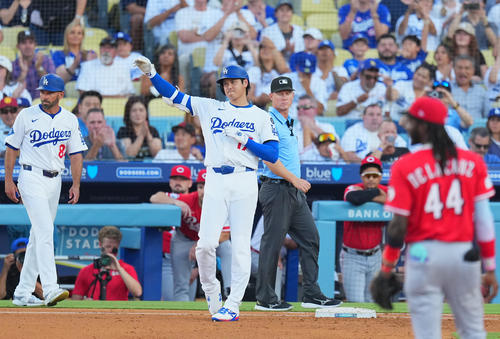 8月27日、レッズ戦の4回、右前打を放ち、ポーズをとる大谷（撮影・菅敏）
