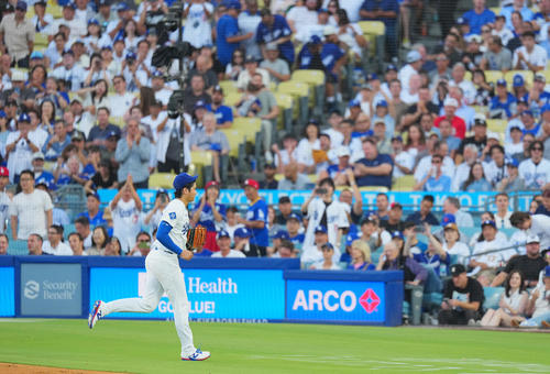 8月27日、レッズ戦の5回を終えた大谷は、慌ててベンチに戻る（撮影・菅敏）