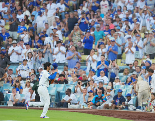 8月27日、レッズ戦の5回を終えた大谷は、慌ててベンチに戻る。ファンも大声援を送ります（撮影・菅敏）