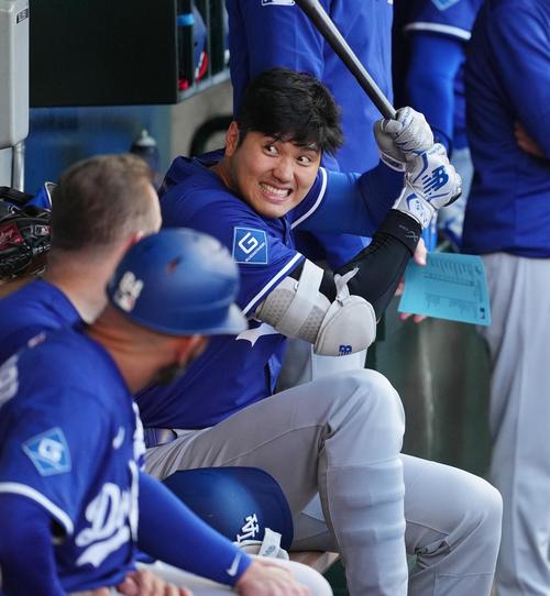 3月25日のエンゼルス戦、ベンチ・バーンズのモノマネをする大谷（撮影・菅敏）