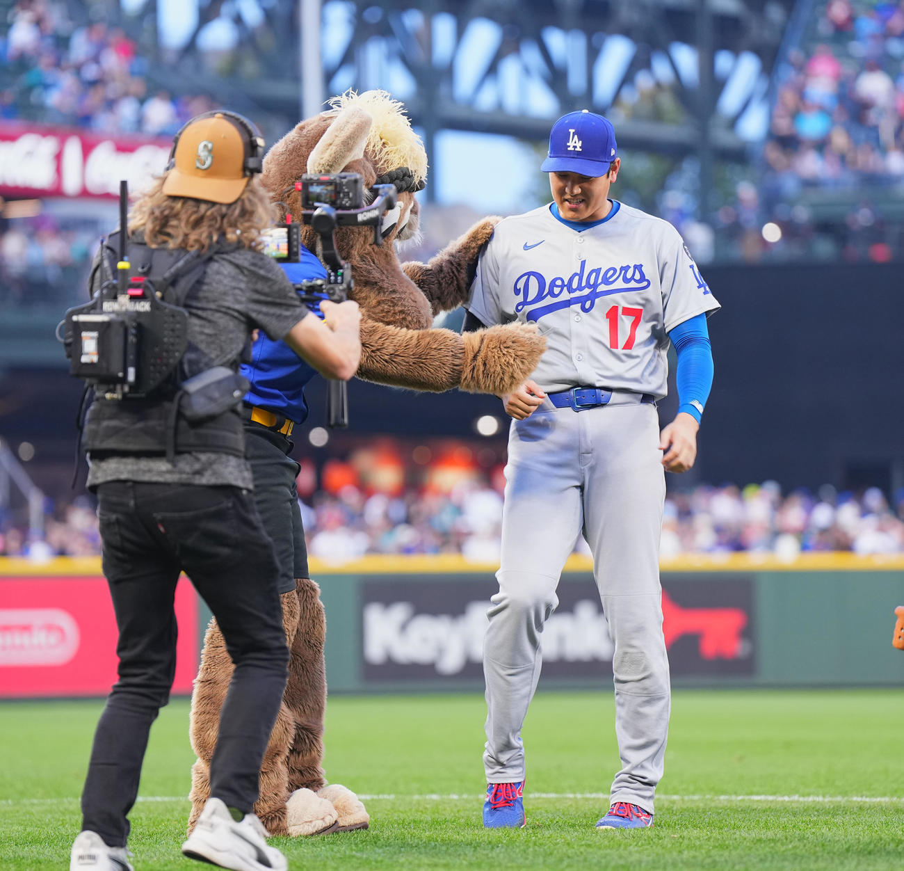 9月26日　マリナーズ対ドジャース　試合前、アップを終えたドジャース大谷は、マリナーズ・マスコットのマリナー・ムース（左）に呼び止められる（撮影・菅敏）