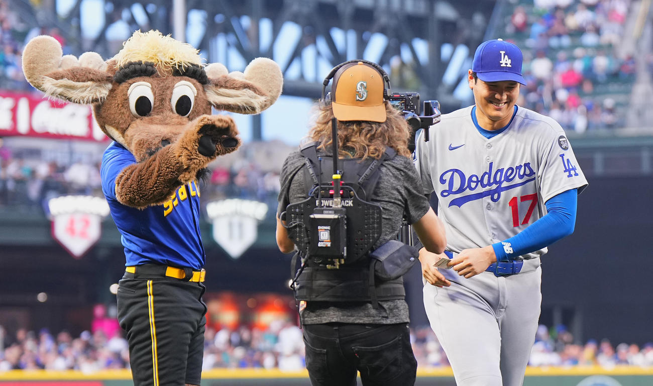 マリナーズ対ドジャース　試合前、マリナー・ムースからカードをプレゼントされ、笑顔を見せるドジャース大谷（撮影・菅敏）
