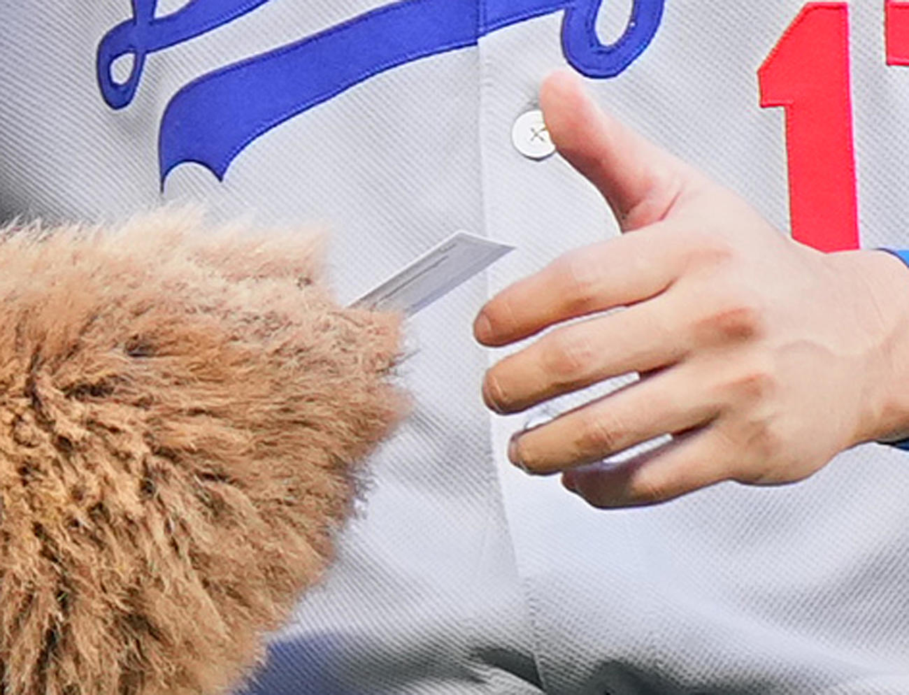 マリナーズ対ドジャース　試合前、マリナー・ムースからベースボールカードをプレゼントされるドジャース大谷（撮影・菅敏）