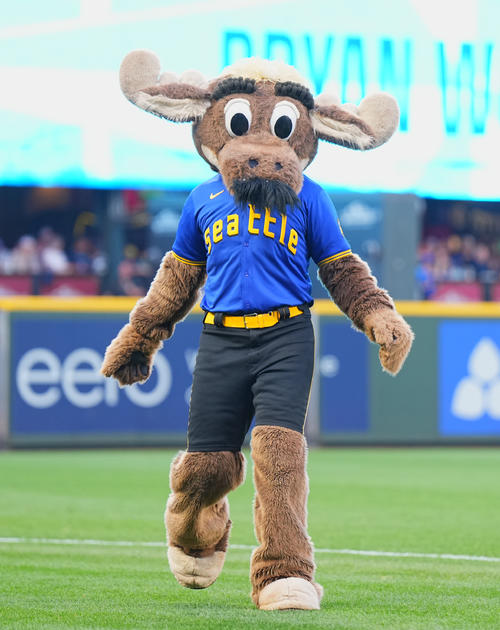 9月26日　マリナーズ対ドジャース　試合前にフィールドを駆け回るマリナーズ・マスコットのマリナー・ムース（撮影・菅敏）