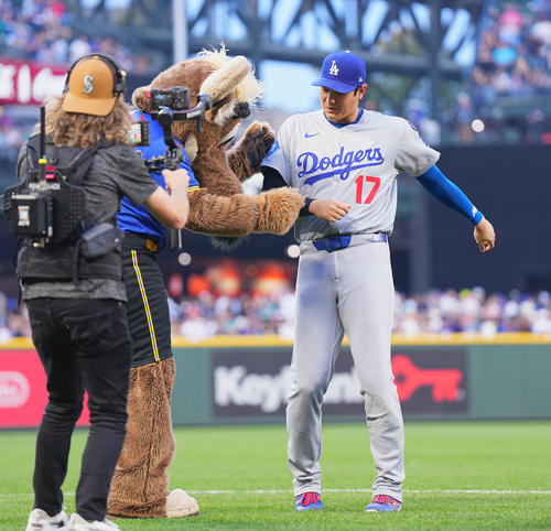 9月26日　マリナーズ対ドジャース　試合前、アップを終えたドジャース大谷は、マリナーズ・マスコットのマリナー・ムース（左）に呼び止められる（撮影・菅敏）