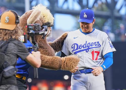 9月26日　マリナーズ対ドジャース　試合前、アップを終えたドジャース大谷は、マリナーズ・マスコットのマリナー・ムース（左）に呼び止められる（撮影・菅敏）