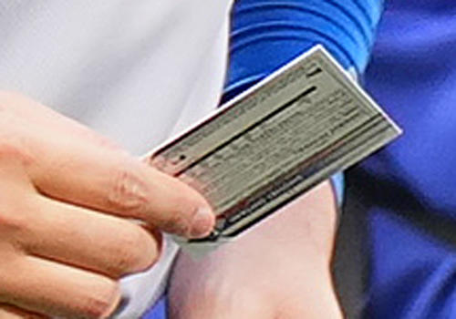 マリナーズ対ドジャース　試合前、マリナー・ムースからベースボールカードをプレゼントされるドジャース大谷（撮影・菅敏）