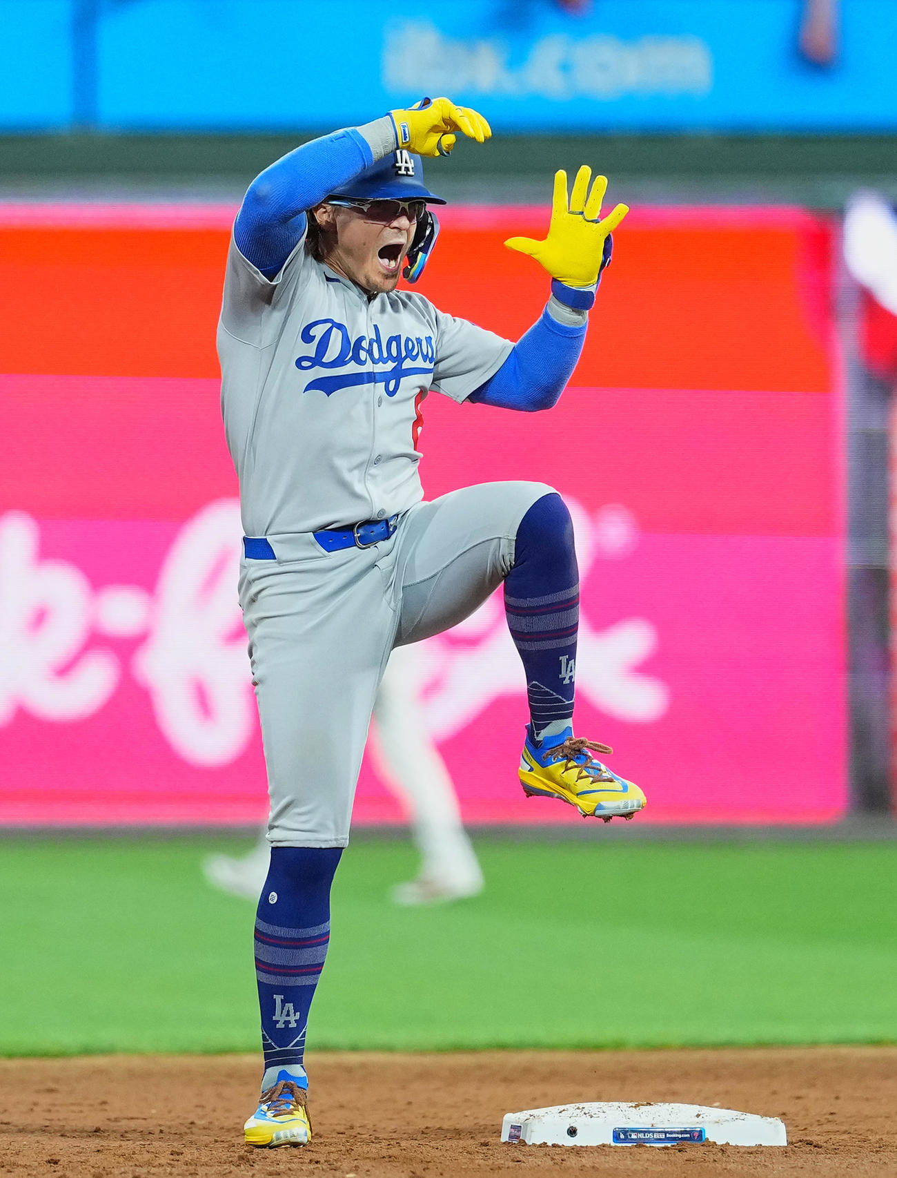 地区シリーズ・フィリーズ対ドジャース　6回表ドジャース2死一、二塁、左2点適時二塁打を放ち、ポーズをとるキケ・ヘルナンデス（撮影・菅敏）＝2025年10月4日