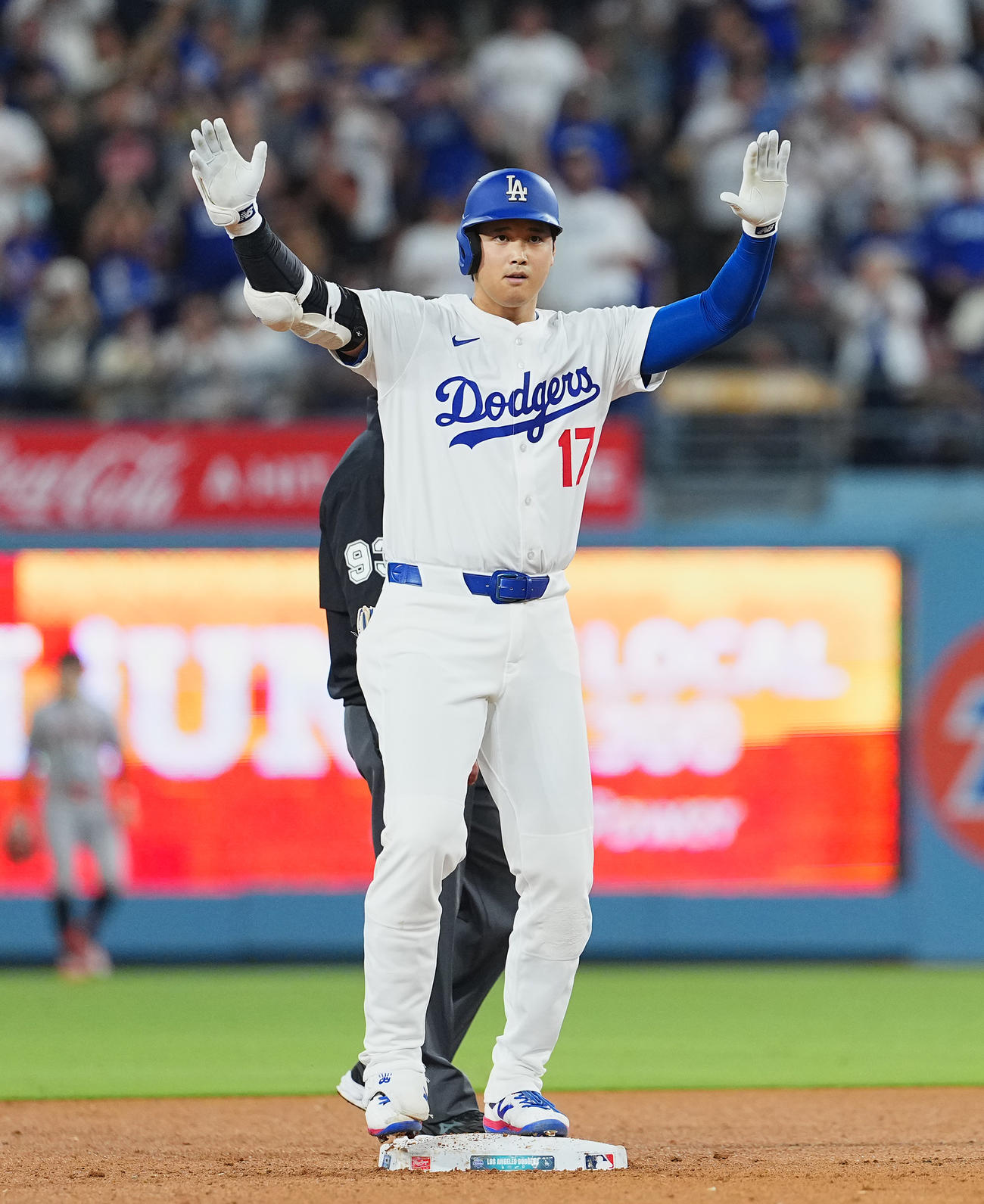 9月18日、ドジャース対ジャイアンツ　6回、右二塁打を放ち、塁上でキケポーズをとる大谷翔平（撮影・菅敏）