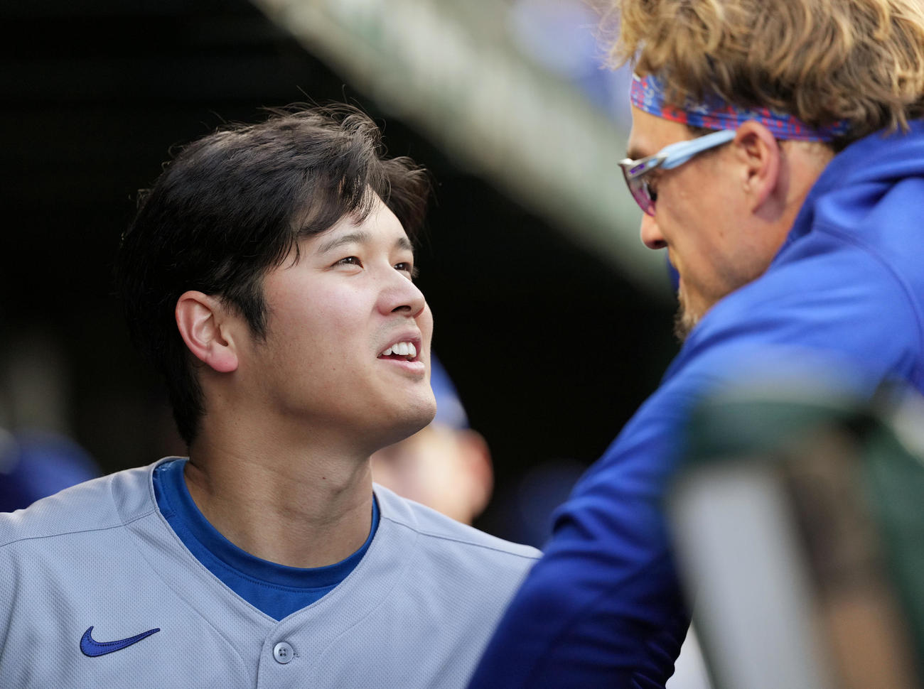 カブス対ドジャース　3回に右前打を放った大谷翔平は、ベンチでキケ・ヘルナンデス（右）とおどける（撮影・菅敏）＝2025年4月23日