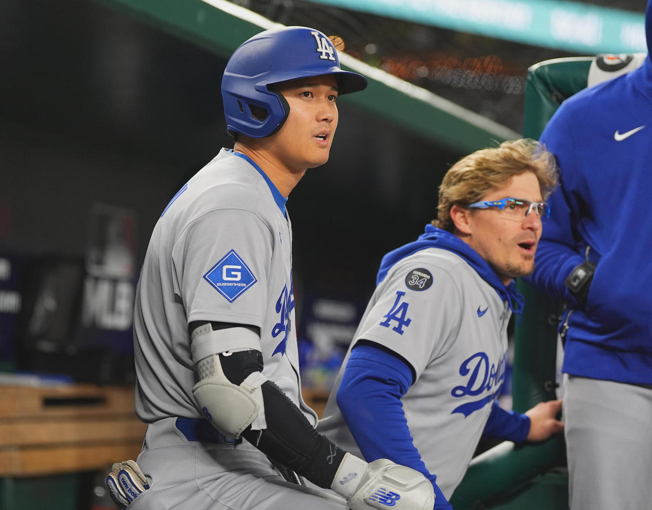 ナショナルズ対ドジャース　試合中、ベンチでキケ・ヘルナンデス（右）とフィールドに見つめるドジャース大谷翔平（撮影・菅敏）＝2025年4月8日