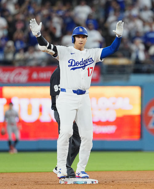 9月18日、ドジャース対ジャイアンツ　6回、右二塁打を放ち、塁上でキケポーズをとる大谷翔平（撮影・菅敏）