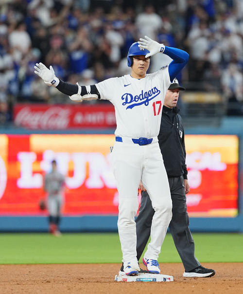 9月18日、ドジャース対ジャイアンツ　6回、右二塁打を放ち、塁上でキケポーズをとる大谷翔平（撮影・菅敏）