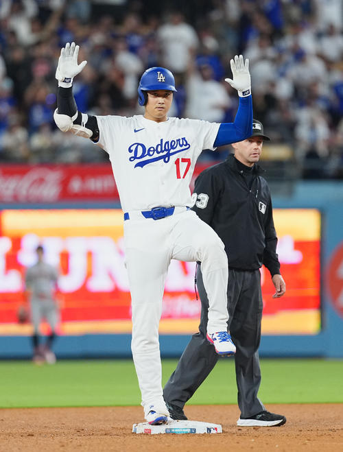 9月18日、ドジャース対ジャイアンツ　6回、右二塁打を放ち、塁上でキケポーズをとる大谷翔平（撮影・菅敏）