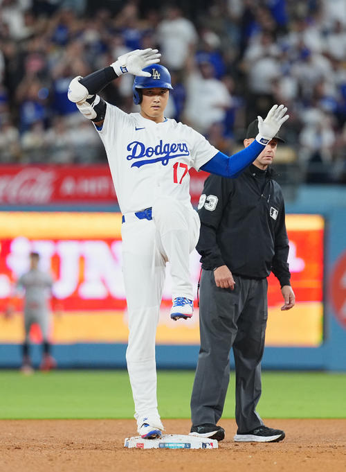 9月18日、ドジャース対ジャイアンツ　6回、右二塁打を放ち、塁上でキケポーズをとる大谷翔平（撮影・菅敏）