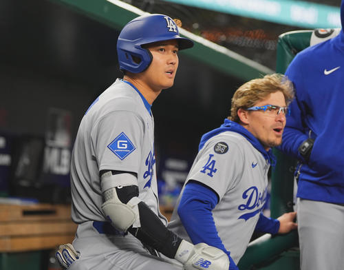 ナショナルズ対ドジャース　試合中、ベンチでキケ・ヘルナンデス（右）とフィールドに見つめるドジャース大谷翔平（撮影・菅敏）＝2025年4月8日