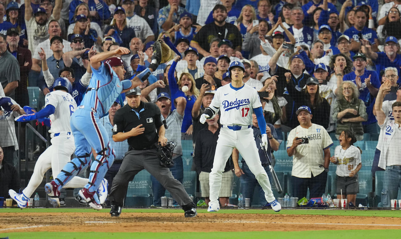 10月9日、地区シリーズドジャース対フィリーズ　11回、サヨナラの瞬間をネクスト・バッタースボックスから見つめる大谷（撮影・菅敏）