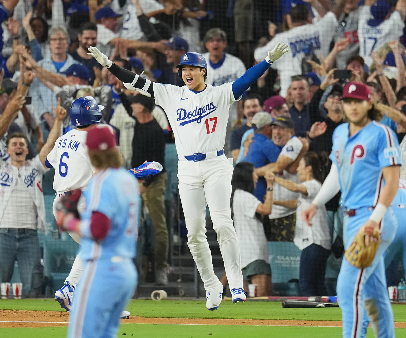 10月9日、地区シリーズドジャース対フィリーズ　11回、サヨナラの勝利に喜びを爆発させる大谷（撮影・菅敏）