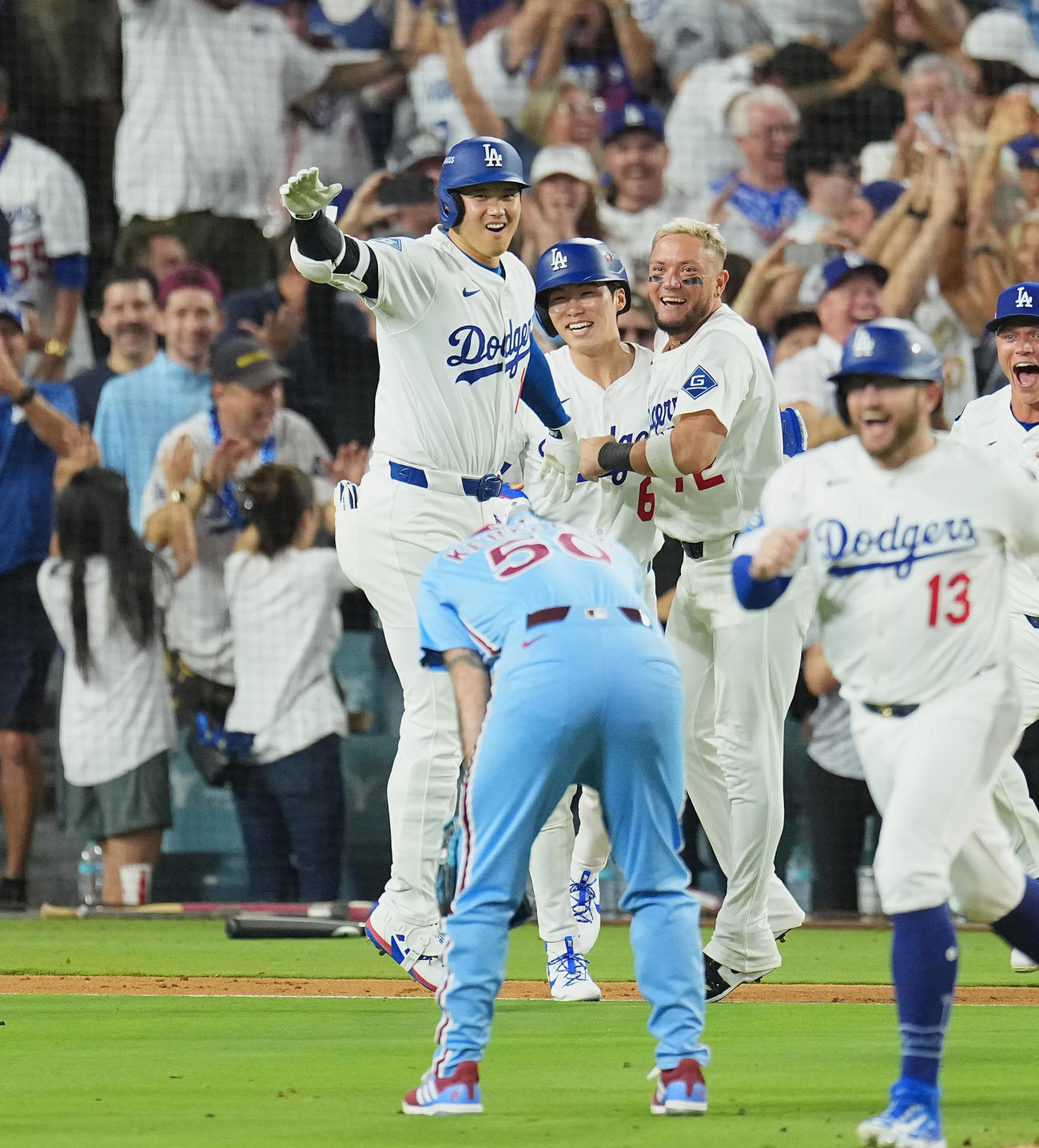 10月9日、地区シリーズドジャース対フィリーズ　11回、サヨナラの勝利に喜びを爆発させる大谷（撮影・菅敏）