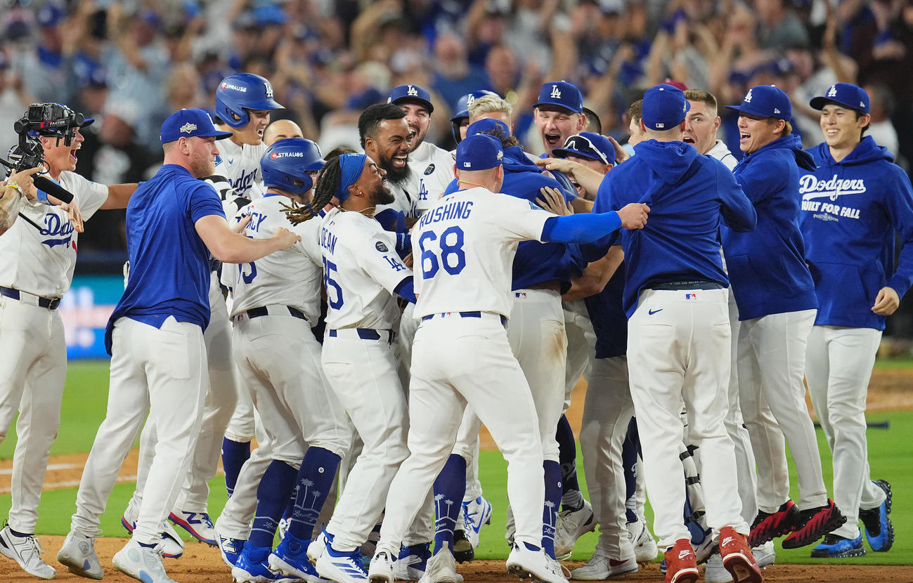 10月9日、地区シリーズドジャース対フィリーズ　11回、サヨナラの勝利に歓喜の輪で笑顔を見せる大谷（左から3人目）、佐々木（右端）、山本（右から2人目）らナイン（撮影・菅敏）