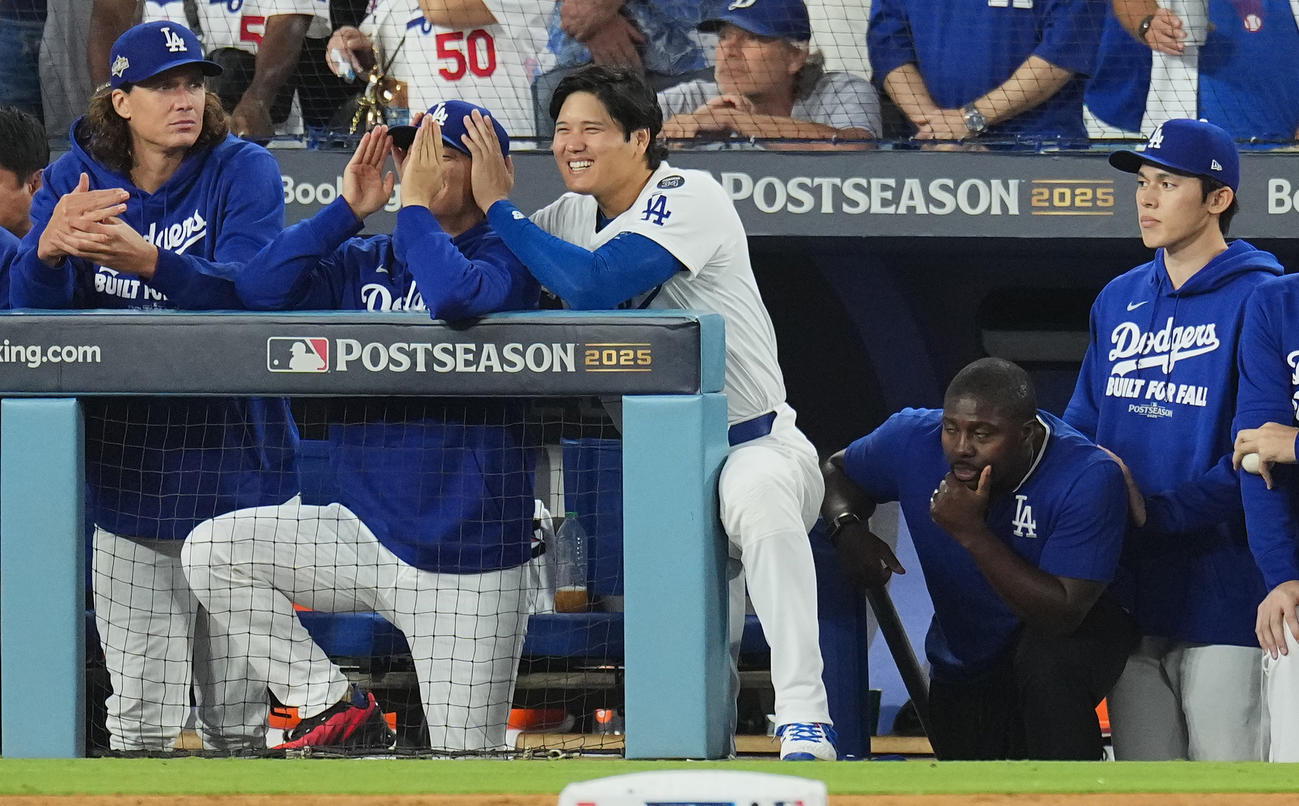 10月9日、地区シリーズドジャース対フィリーズ　11回、ベンチの山本（左から2人目）の頭を抑え、笑いをとる大谷。左端はグラスノー、右端は佐々木（撮影・菅敏）