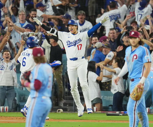 10月9日、地区シリーズドジャース対フィリーズ　11回、サヨナラの勝利に喜びを爆発させる大谷（撮影・菅敏）