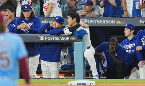 10月9日、地区シリーズドジャース対フィリーズ　11回、ベンチの山本（左から2人目）に話しかける大谷。左端はグラスノー、右端は佐々木（撮影・菅敏）
