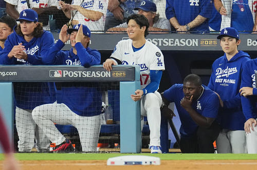 10月9日、地区シリーズドジャース対フィリーズ　11回、ベンチの山本（左から2人目）に話しかける大谷。左端はグラスノー、右端は佐々木（撮影・菅敏）