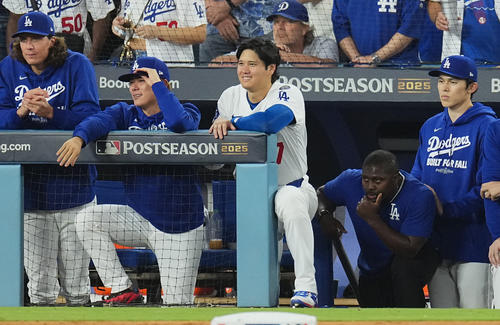 10月9日、地区シリーズドジャース対フィリーズ　11回、ベンチの山本と試合を見守る大谷。左端はタイラー・グラスノー、右端は佐々木（撮影・菅敏）