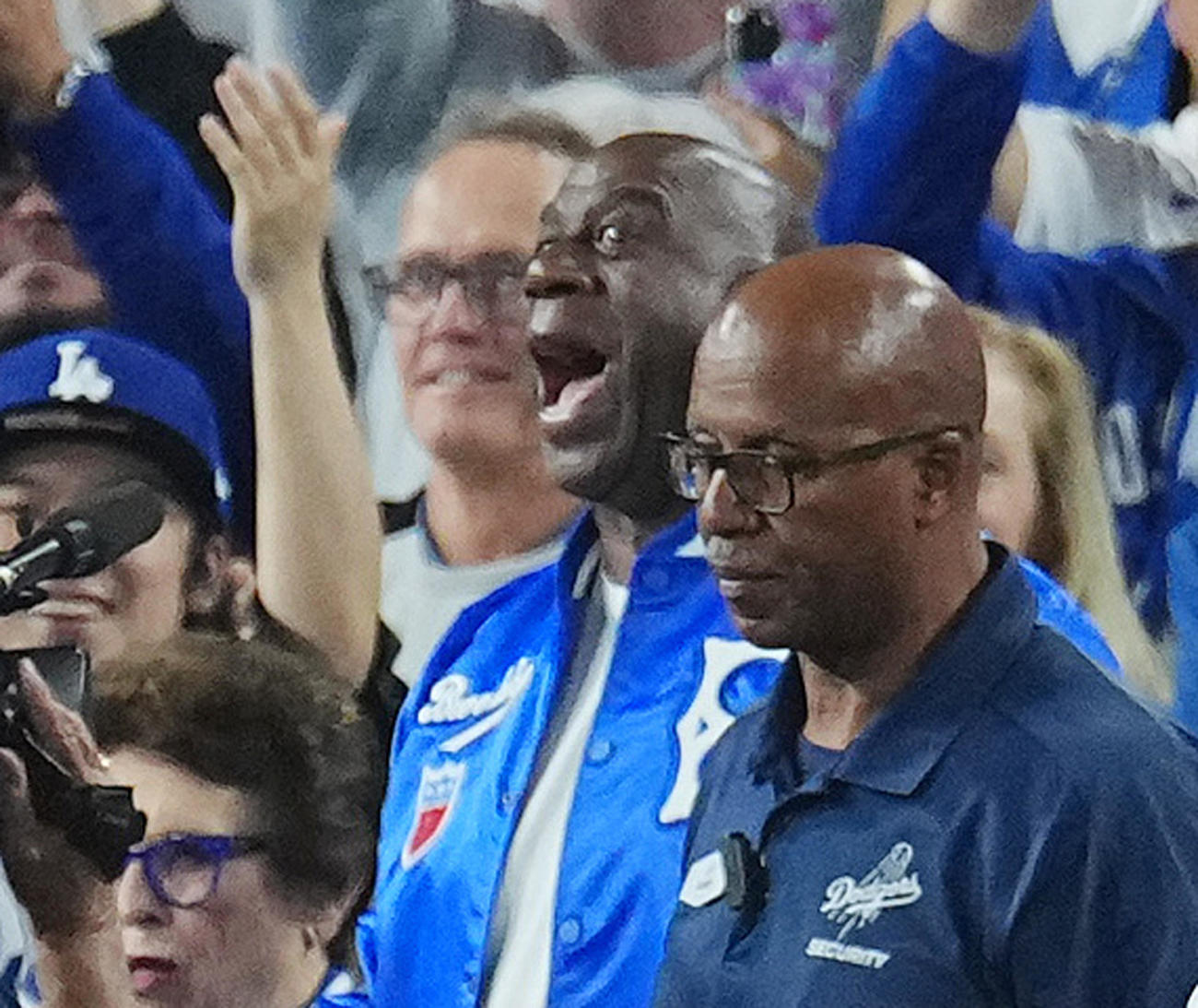 10月17日　ナ・リーグ優勝決定シリーズ第4戦　ドジャース対ブルワーズ　7回裏ドジャース1死、大谷のこの試合3本目の本塁打にスタンドで驚くマジック・ジョンソン氏（中央）（撮影・菅敏）