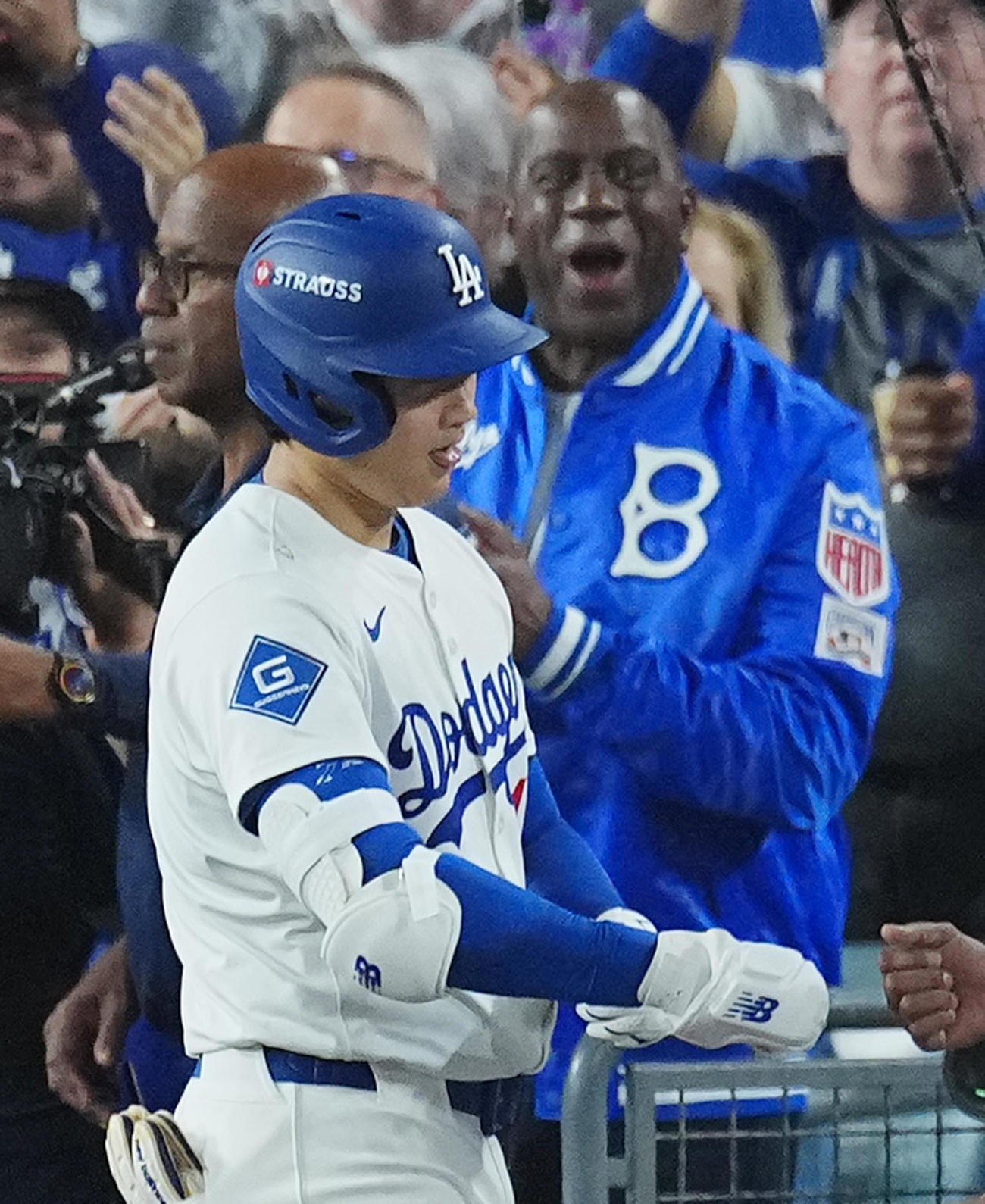 10月17日　ナ・リーグ優勝決定シリーズ第4戦　ドジャース対ブルワーズ　7回裏ドジャース1死、大谷のこの試合3本目の本塁打にスタンドで驚くマジック・ジョンソン氏（後方）（撮影・菅敏）