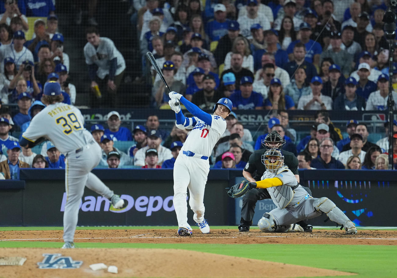 10月17日　ナ・リーグ優勝決定シリーズ第4戦　ドジャース対ブルワーズ　4回裏ドジャース2死、場外にこの試合2本目のソロ本塁打を放つ大谷。打球は右翼スタンドを超えて場外に落ちる（撮影・菅敏）