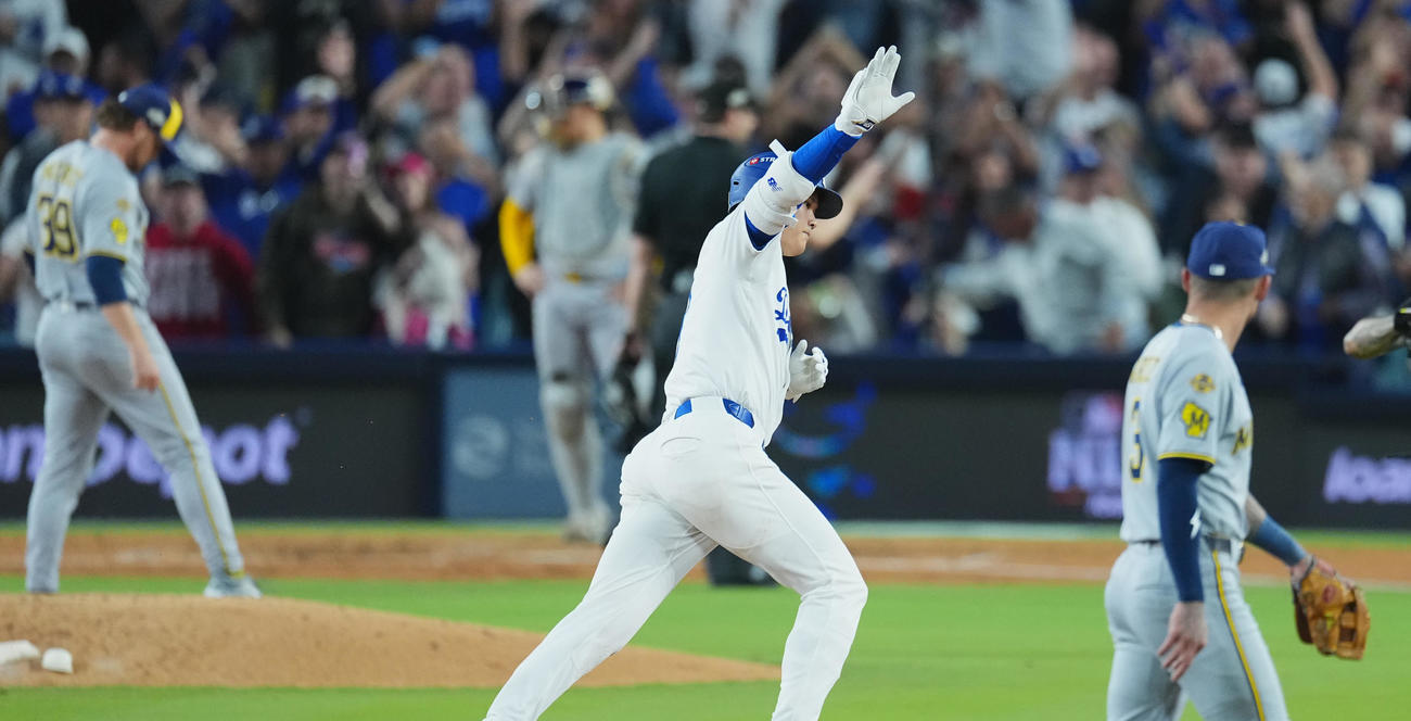 10月17日　ナ・リーグ優勝決定シリーズ第4戦　ドジャース対ブルワーズ　4回裏ドジャース2死、場外本塁打を放ち、落胆する相手選手たちを横目にダイヤモンドを回る大谷（撮影・菅敏）