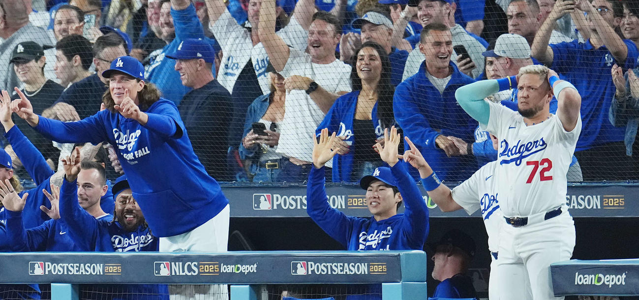 10月17日　ナ・リーグ優勝決定シリーズ第4戦　ドジャース対ブルワーズ　4回裏ドジャース2死、大谷の場外本塁打にお玉を抱えて驚くロハス（右）。左は喜ぶグラスノー、中央は金（撮影・菅敏）