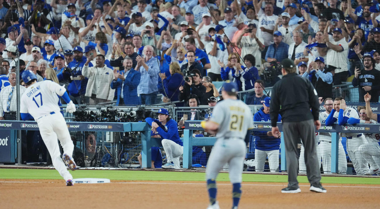 10月17日　ナ・リーグ優勝決定シリーズ第4戦　ドジャース対ブルワーズ　4回裏ドジャース2死、大谷の場外本塁打にベンチで驚くフリーマン（右から2人目）（撮影・菅敏）