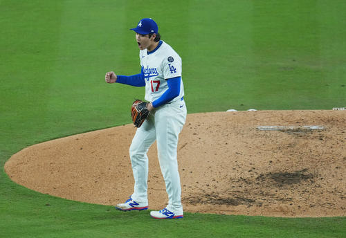 ドジャース対ブルワーズ　3回表ブルワーズ1死一塁、チュラングを左飛に打ち取った大谷は、飛び出した一塁走者もアウトになりガッツポーズを見せる（撮影・菅敏）