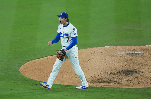 ドジャース対ブルワーズ　3回表ブルワーズ1死一塁、チュラングを左飛に打ち取った大谷は、飛び出した一塁走者もアウトになりガッツポーズを見せる（撮影・菅敏）