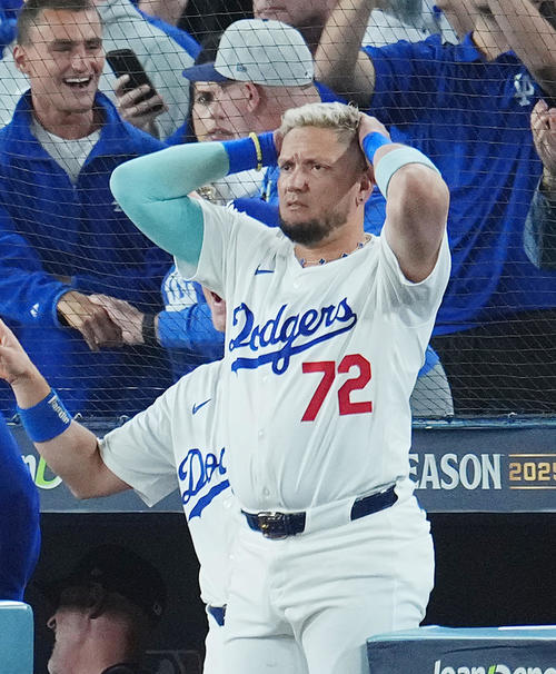 10月17日　ナ・リーグ優勝決定シリーズ第4戦　ドジャース対ブルワーズ　4回裏ドジャース2死、大谷の場外本塁打にお玉を抱えて驚くロハス（撮影・菅敏）