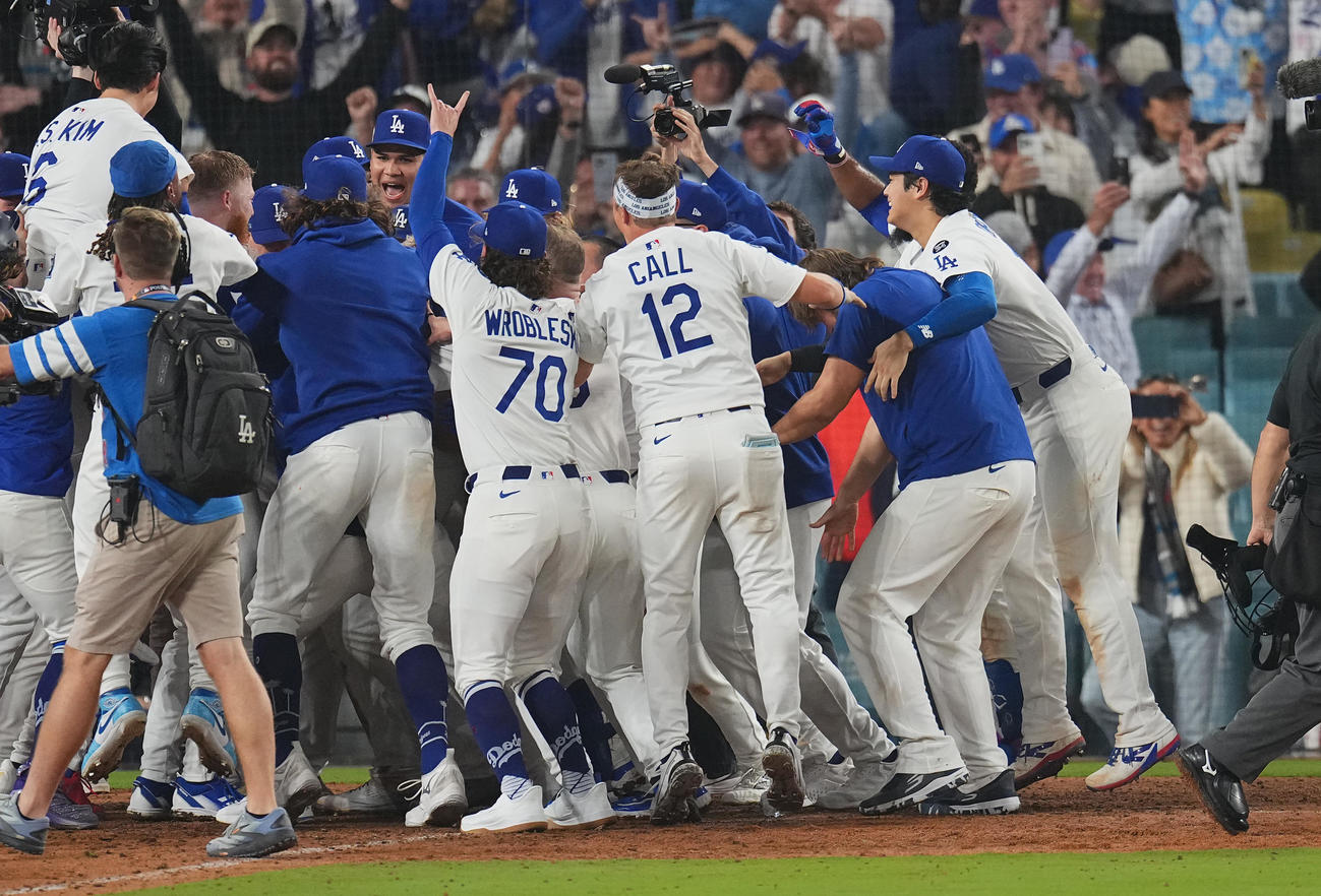 10月27日、ワールドシリーズ第3戦、ドジャース対ブルージェイズ　18回裏ドジャース無死、フリーマンのサヨナラ本塁打に歓喜する大谷（右端）らナイン（撮影・菅敏）