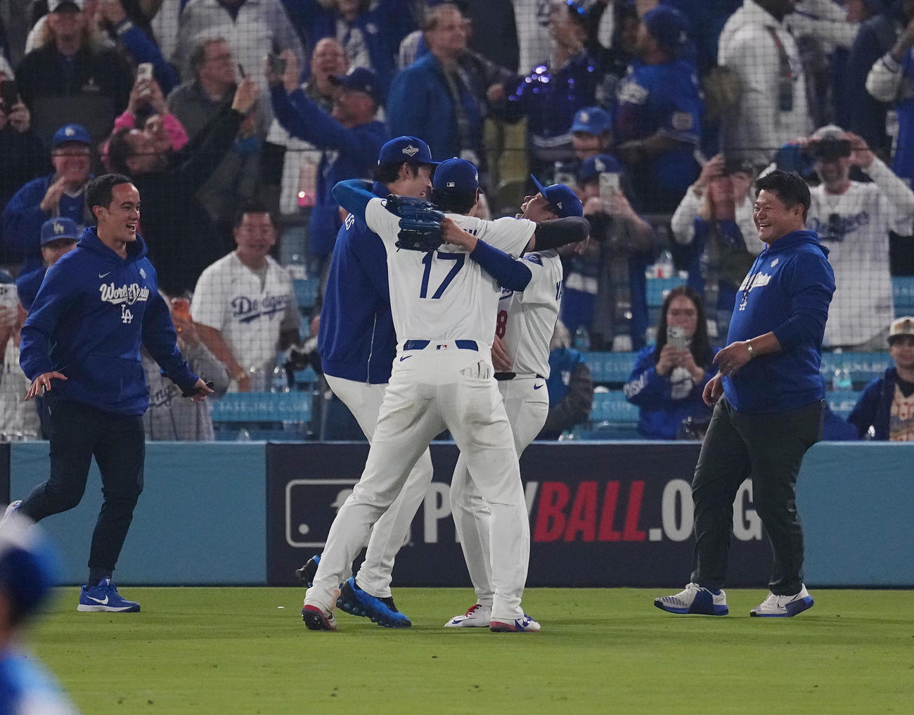 10月27日、ワールドシリーズ第3戦、ドジャース対ブルージェイズ　18回裏ドジャース無死、フリーマンのサヨナラ本塁打で勝利し抱き合う、左から佐々木、大谷、山本（撮影・菅敏）