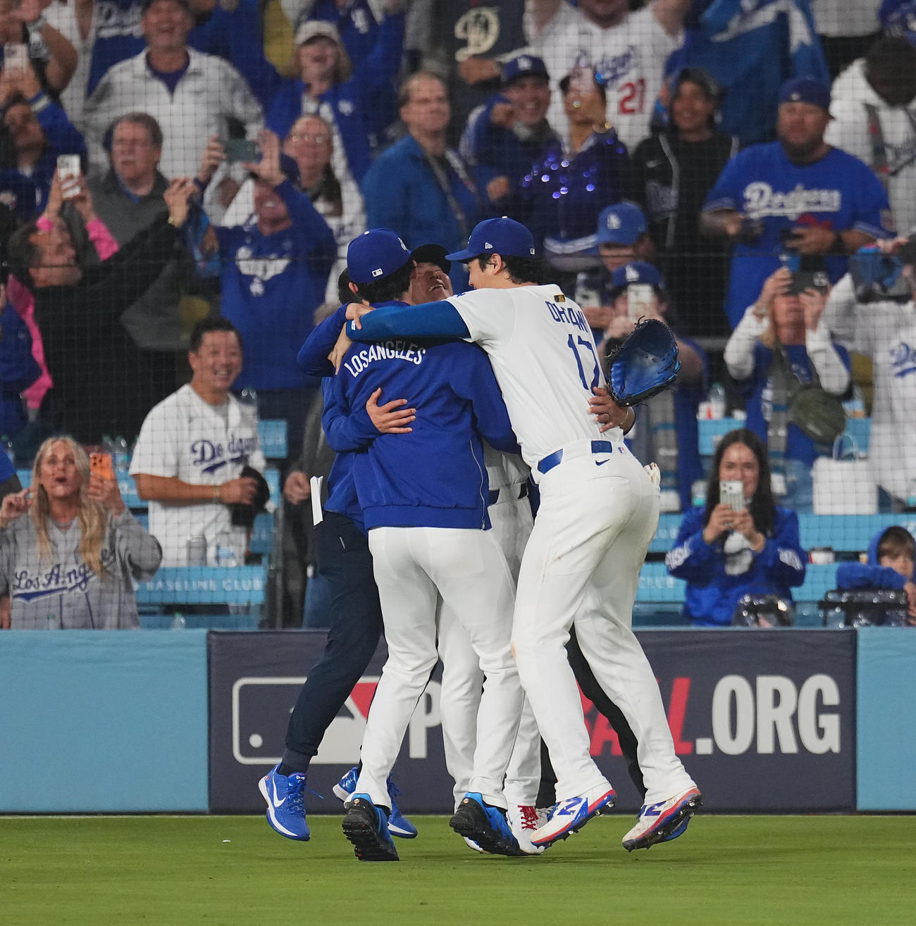 10月27日、ワールドシリーズ第3戦、ドジャース対ブルージェイズ　18回裏ドジャース無死、フリーマンのサヨナラ本塁打で勝利し抱き合う、左から佐々木、山本、大谷（撮影・菅敏）