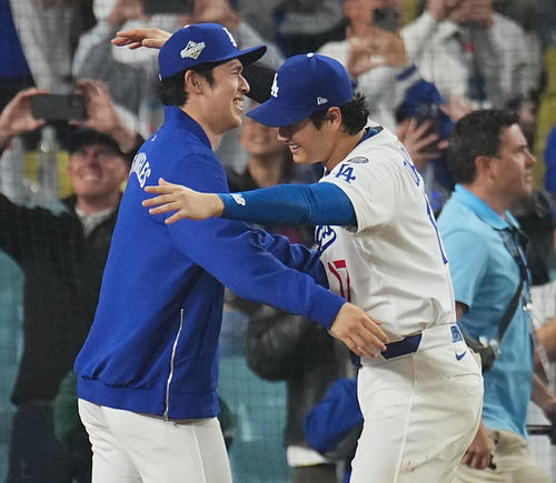 10月27日、ワールドシリーズ第3戦、ドジャース対ブルージェイズ　18回裏ドジャース無死、フリーマンのサヨナラ本塁打で勝利し、抱き合う大谷と佐々木（左）（撮影・菅敏）
