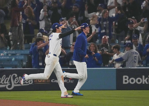 10月27日、ワールドシリーズ第3戦、ドジャース対ブルージェイズ　18回裏ドジャース無死、フリーマンのサヨナラ本塁打で勝利し、ブルペン方向に向かって駆け出す大谷と佐々木（右）（撮影・菅敏）